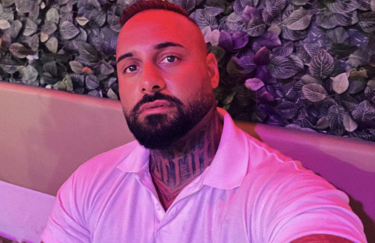 Sohel Abdoulkhanzadeh sitzt und macht ein Selfie.