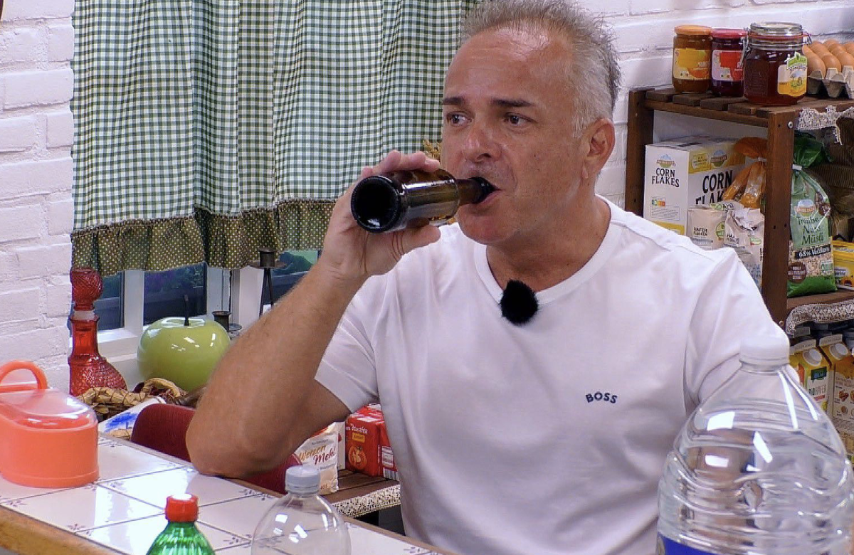 "Das Sommerhaus der Stars" 2023: Tim Toupet trinkt Bier
