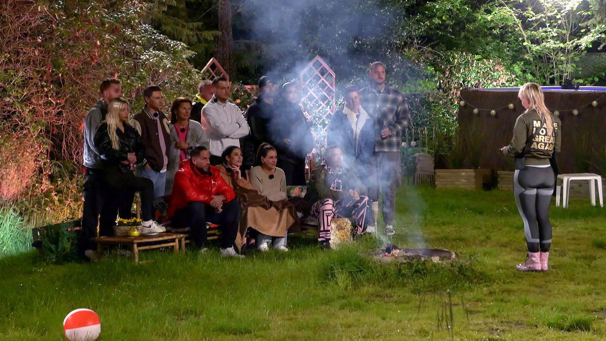 "Sommerhaus der Stars"-Kandidaten sitzen am Lagerfeuer