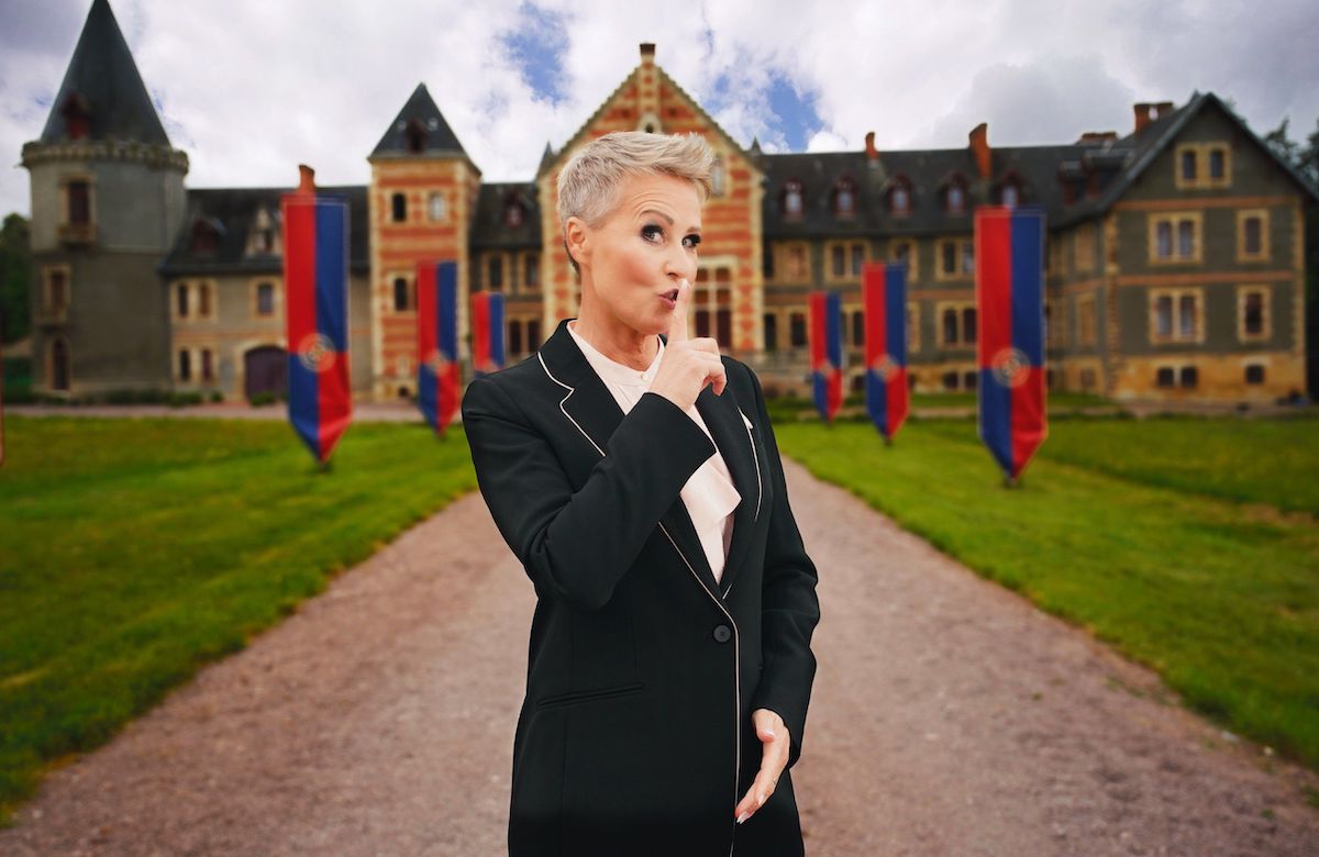 Sonja Zietlow Pressefoto Die Verräter, steht vor dem Schloss