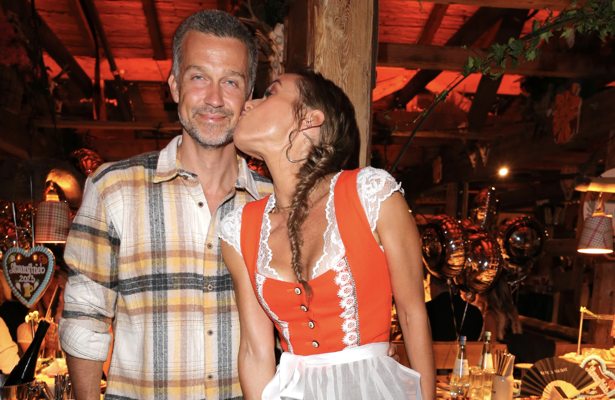 Stars auf dem Münchner Oktoberfest 2023: Annemarie und Wayne Carpendale küssen sich