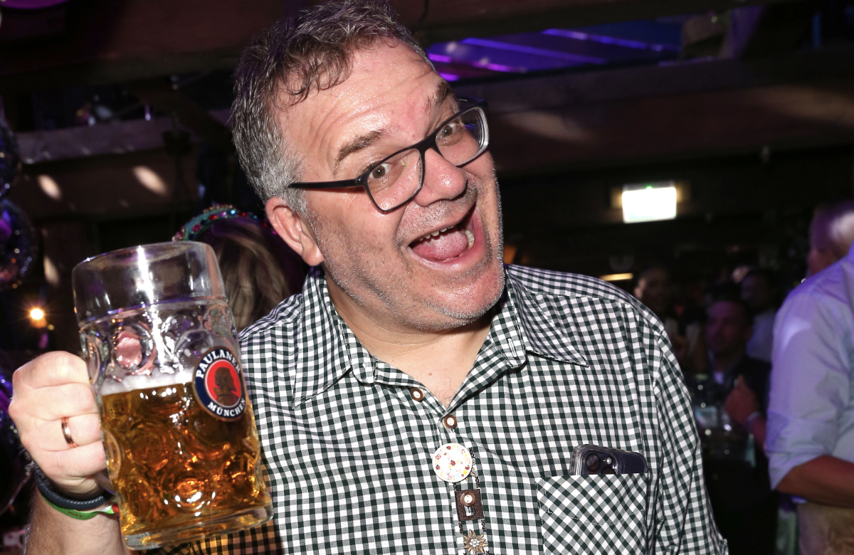 Stars auf dem Münchner Oktoberfest 2023: Elton mit Bier