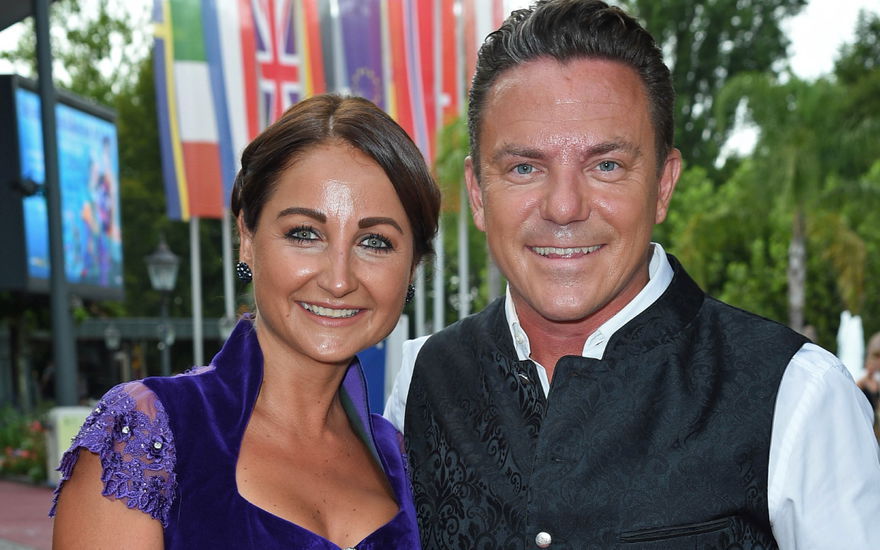 Stefan Mross und Eva Luginger lächeln