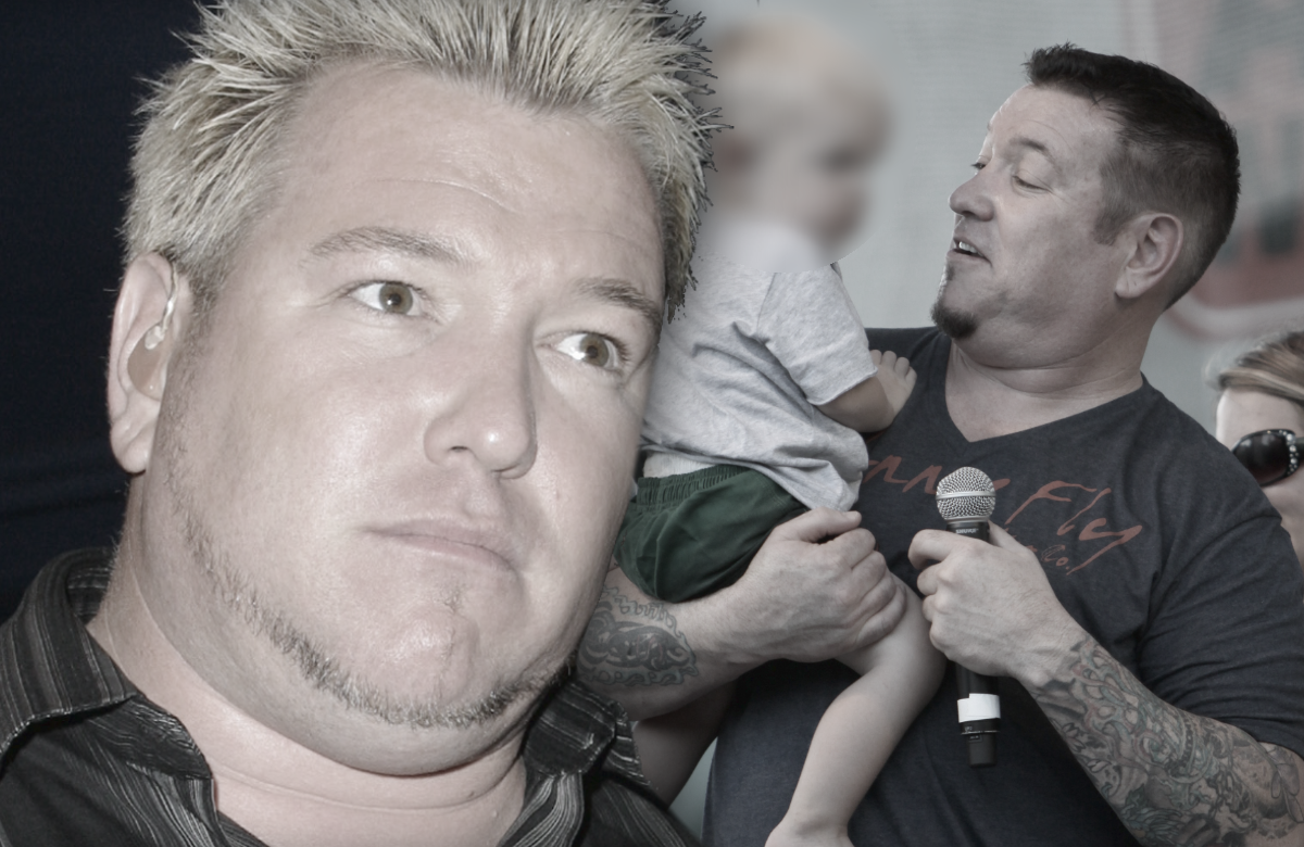 Steve Harwell von Smash Mouth schaut traurig - im Hintergrund mit kleinem Fan auf dem Arm (gepixelt)