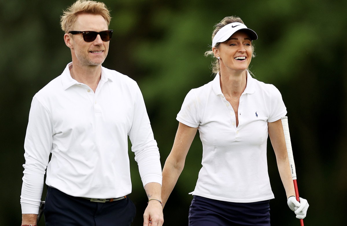 Ronan Keating und Ehefrau Storm beim Golfen.