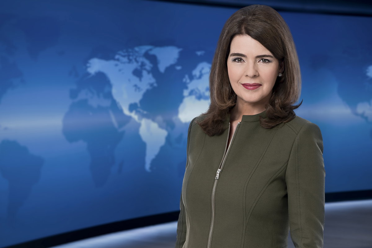 Susanne Daubner vor Tagesschau-Wand