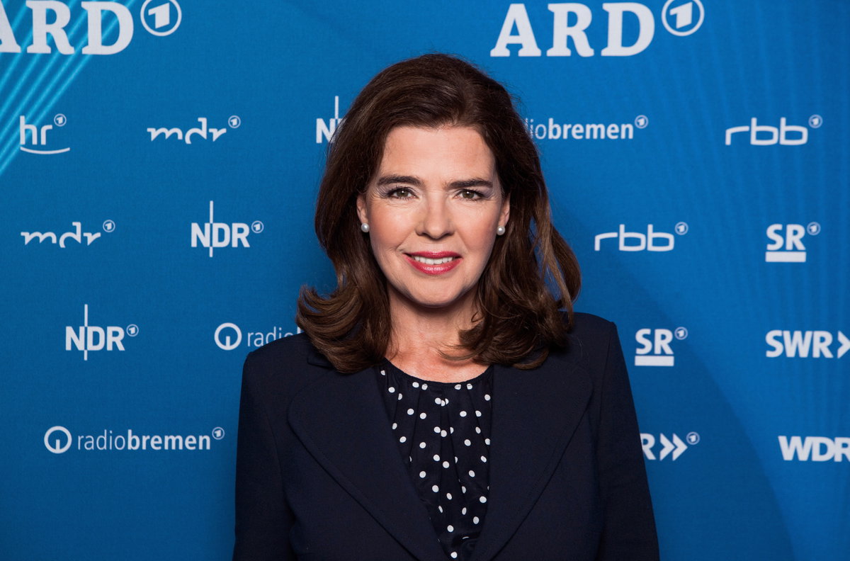 Susanne Daubner vor ARD-Wand