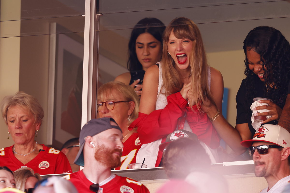 Taylor Swift lacht beim Football