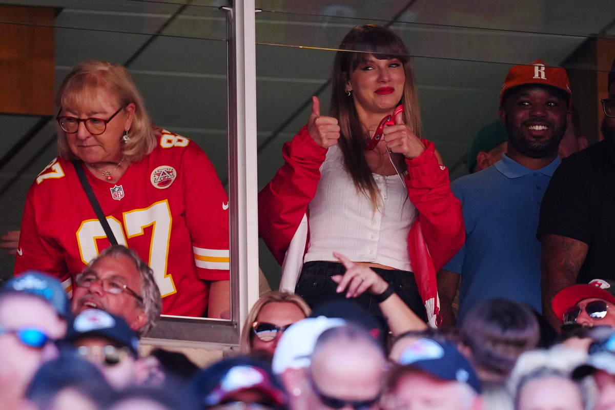 Taylor Swift hält Daumen hoch