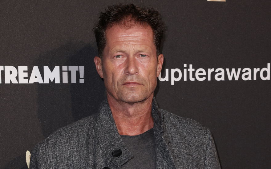 Til Schweiger schaut ernst in die Kamera.