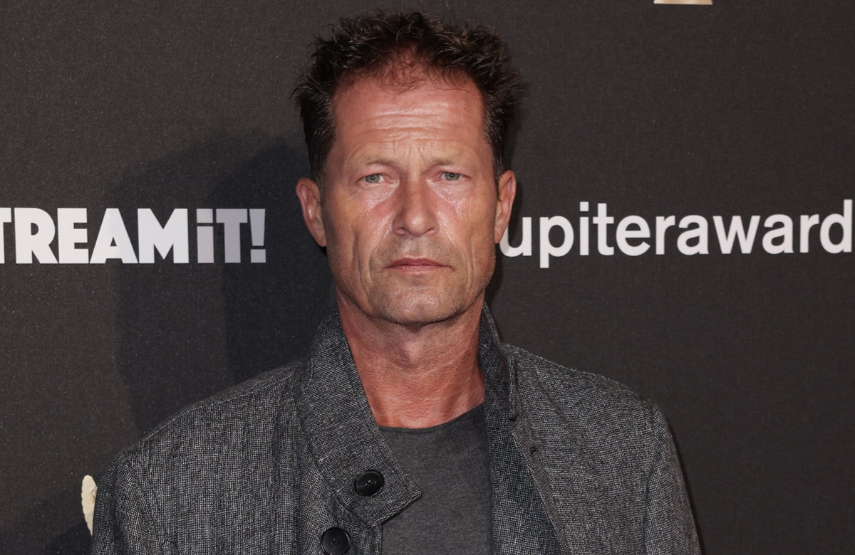 Til Schweiger schaut ernst in die Kamera.
