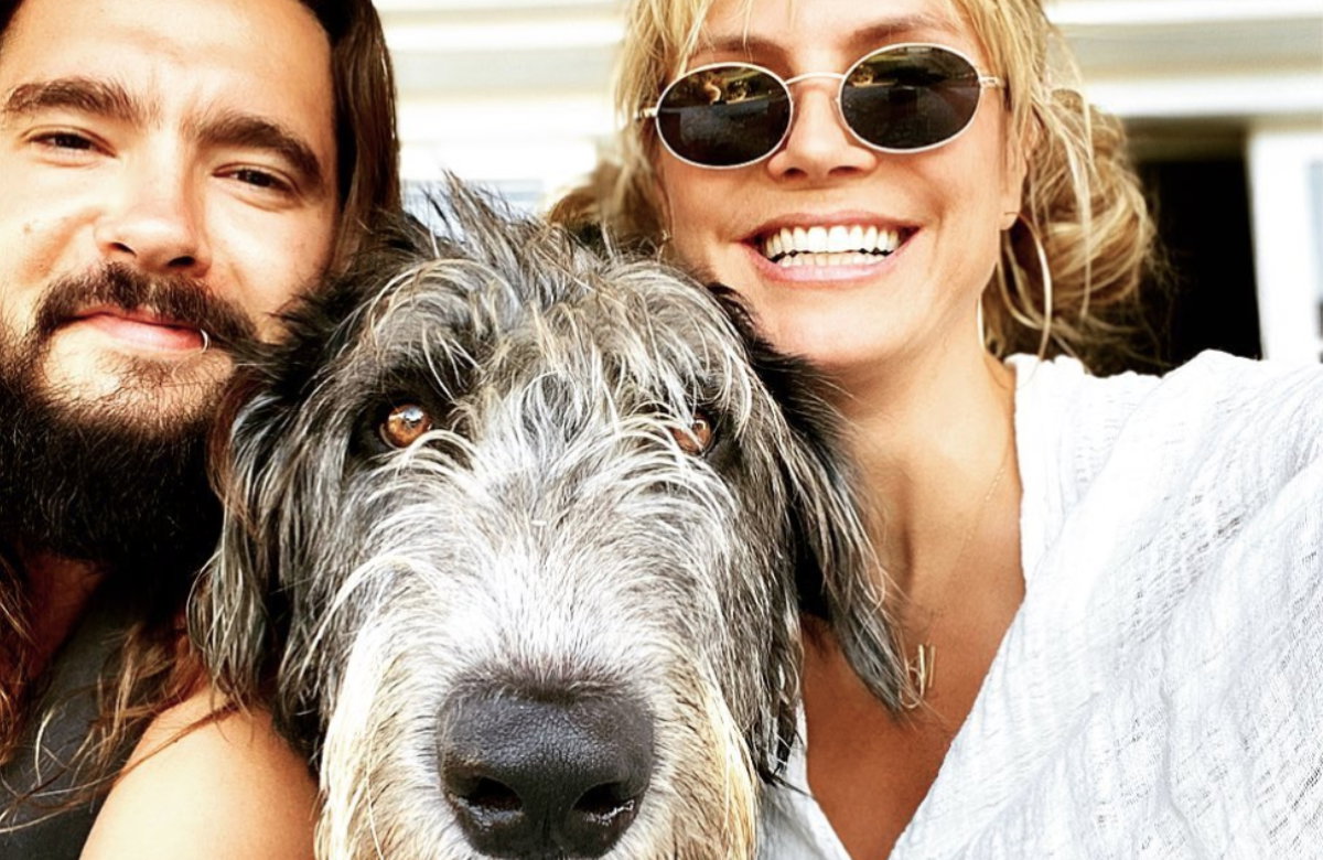 Tom Kaulitz und Heidi Klum lachen mit Hund Anton