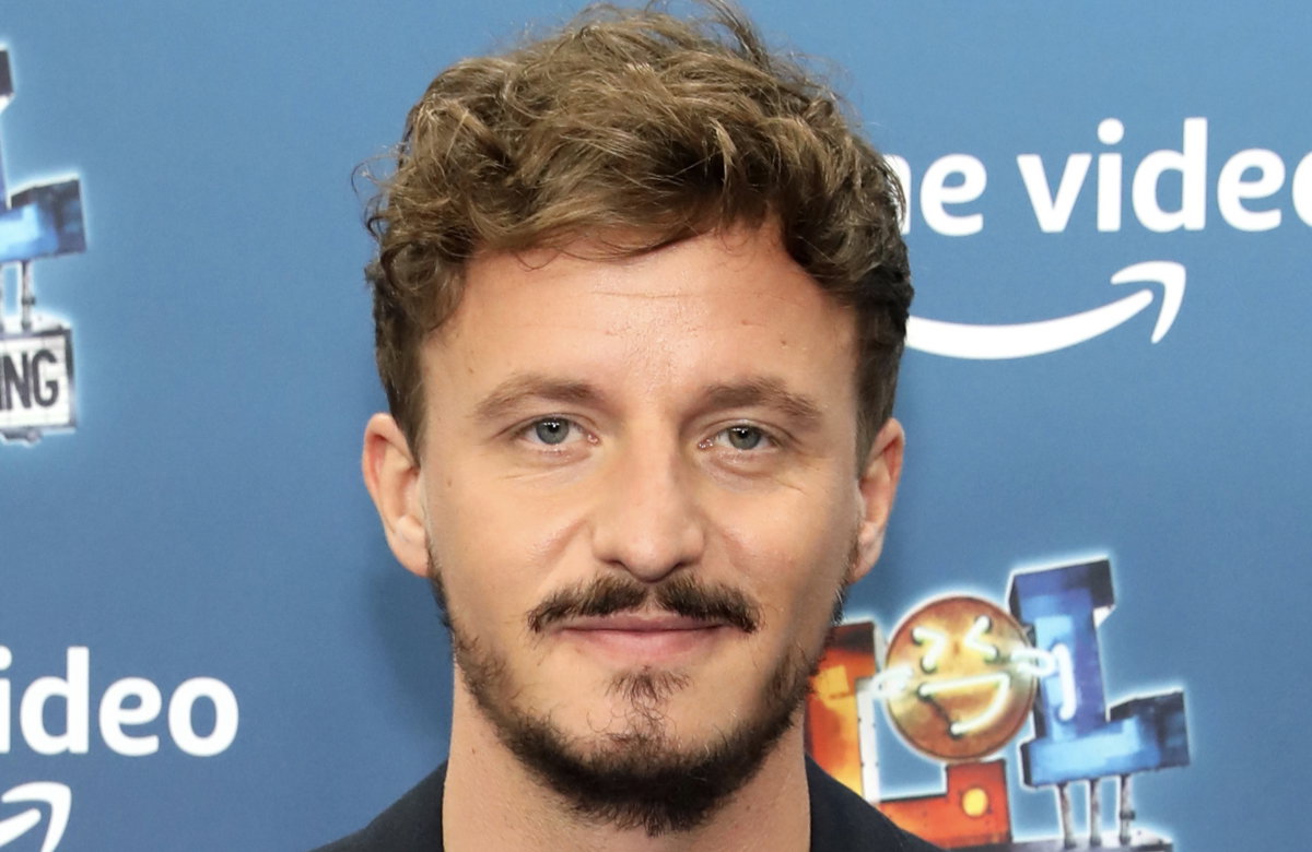 Tommi Schmitt blickt ernst in die Kamera.