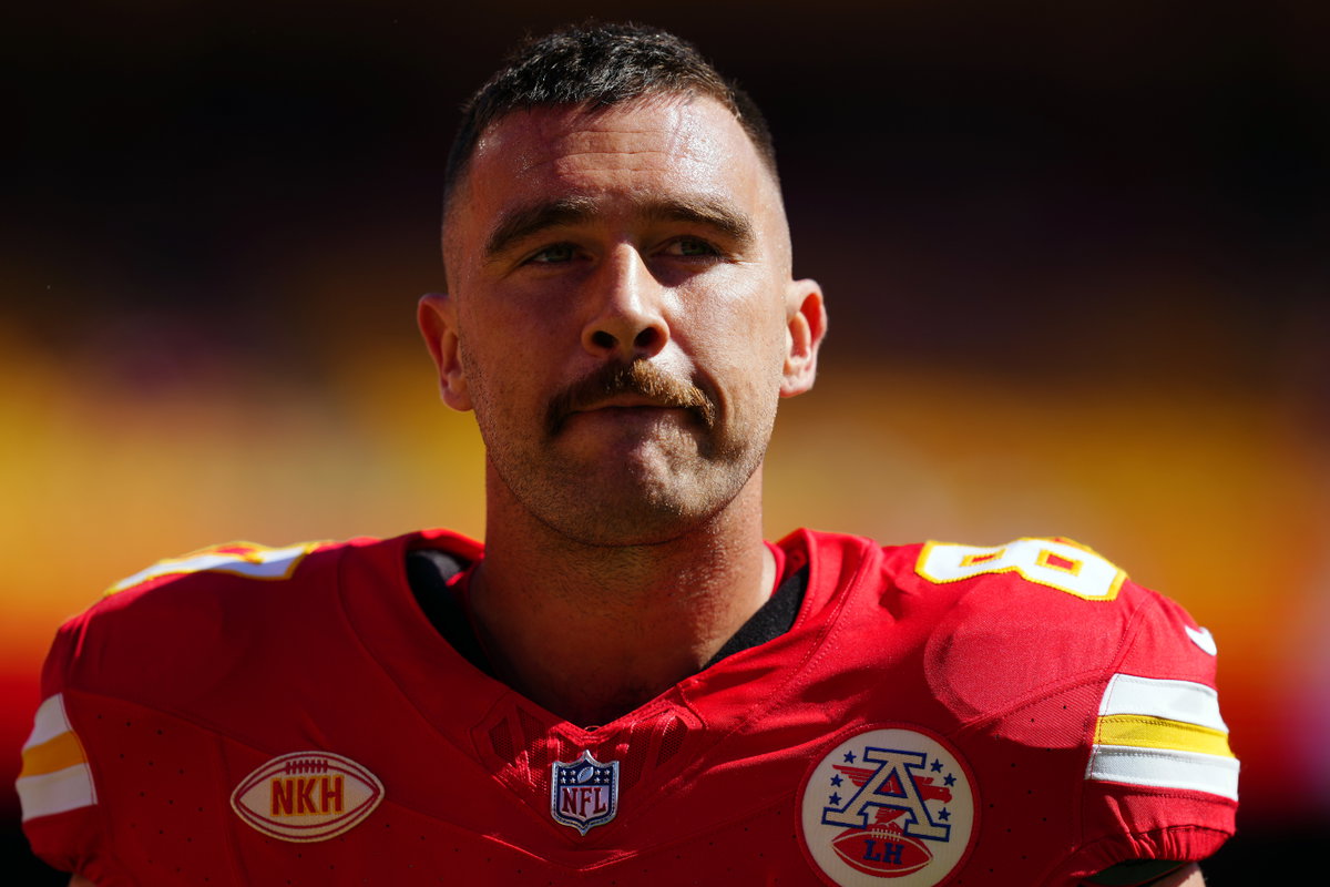 Travis Kelce guckt ernst