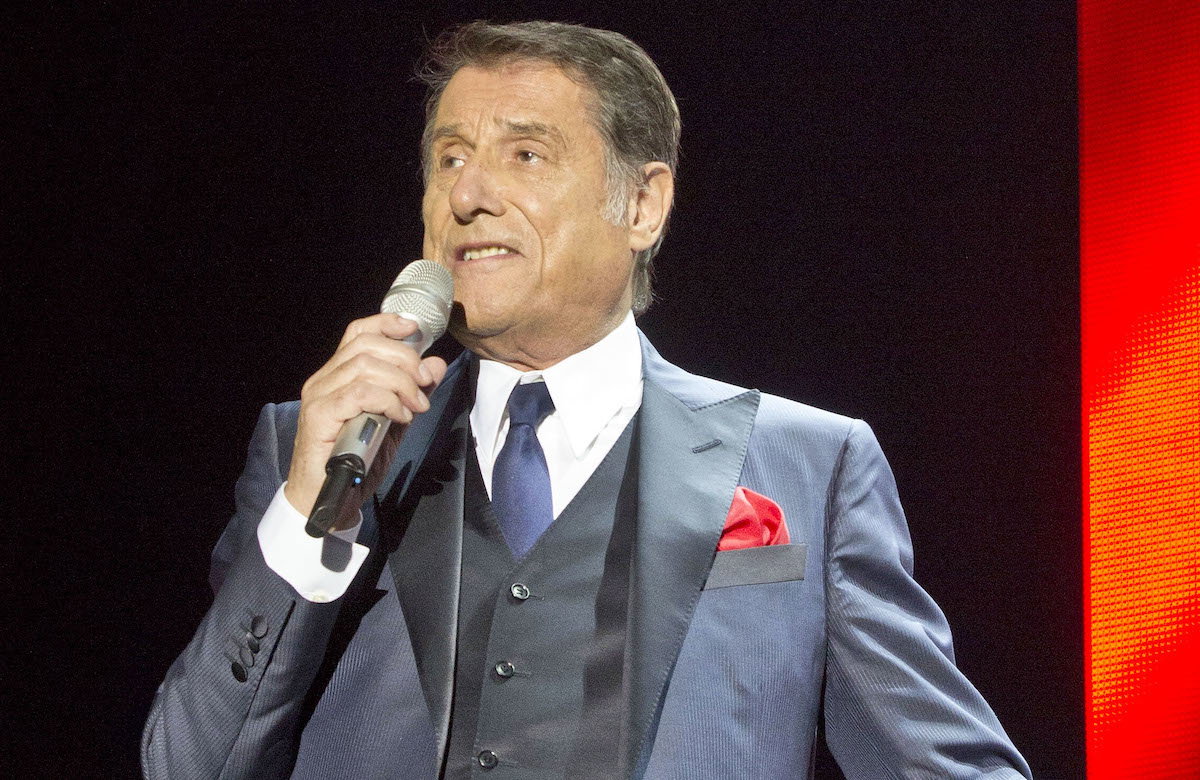 Udo Jürgens im Anzug, mit Mikrofon in der Hand