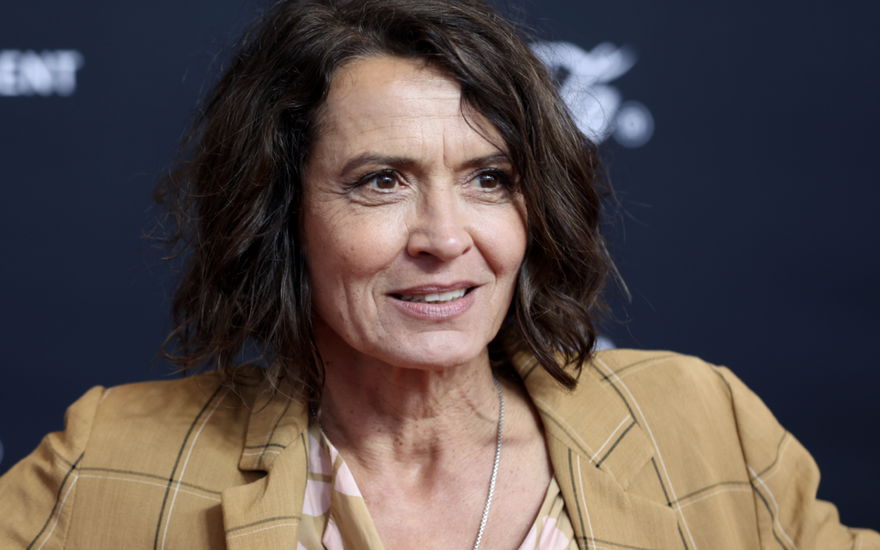 Ulrike Folkerts blickt in die Kamera.