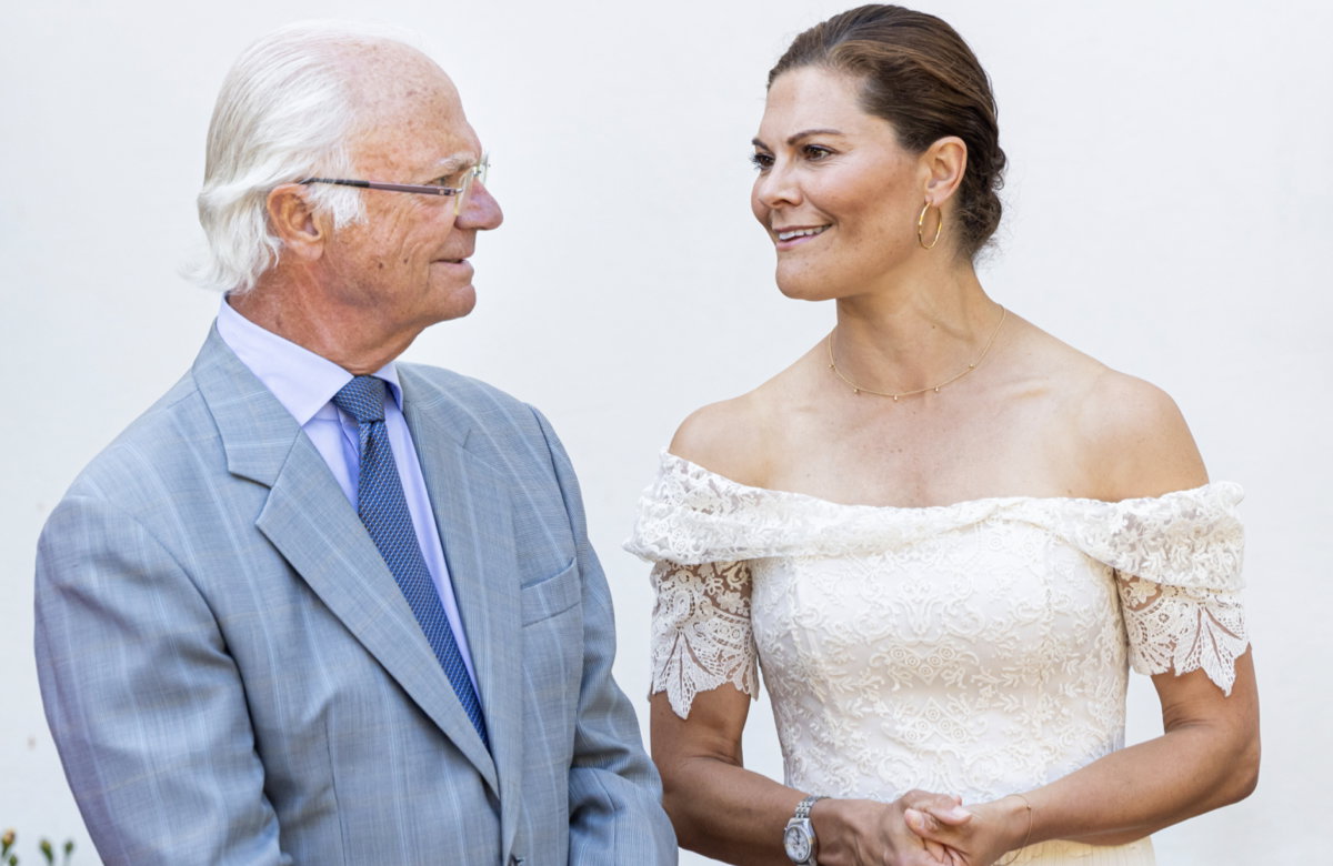 Victoria von Schweden steht neben ihrem Vater König Carl Gustaf.