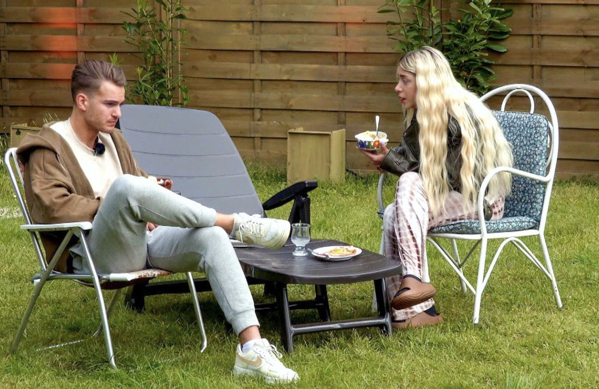 Walentina Doronina und ihr Verlobter Can Kaplan streiten sich bei "Das Sommerhaus der Stars" im Garten