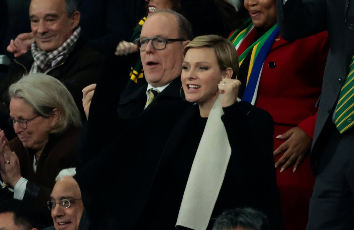 Fürst Albert und seine Frau Charlene bei einem Rugy-Spiel.