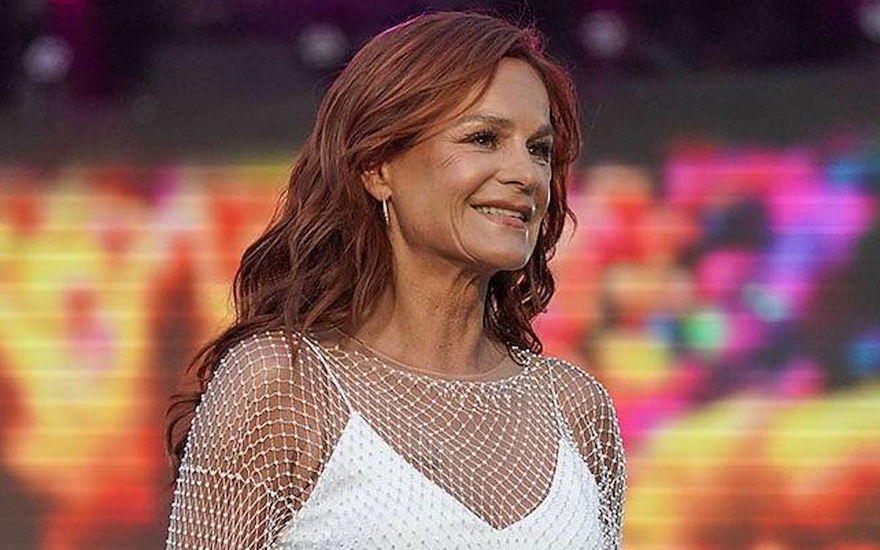 Andrea Berg lächelt zur Seite
