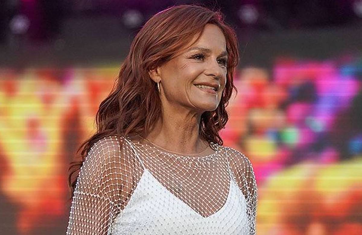 Andrea Berg lächelt zur Seite