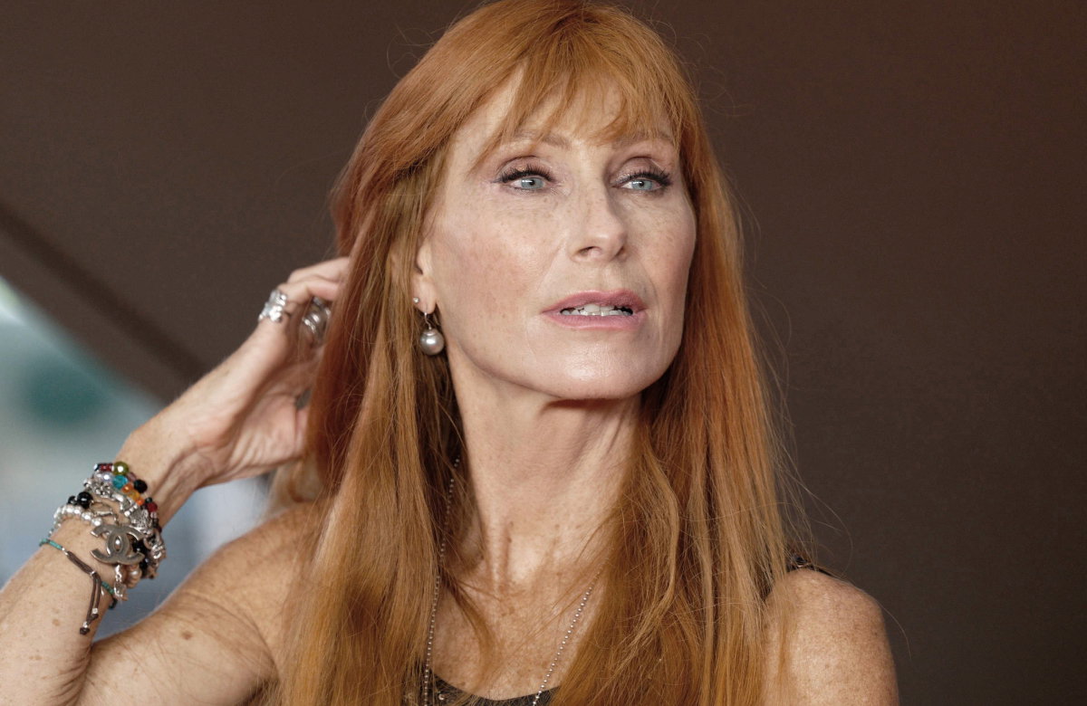 Andrea Sawatzki streift sich durch die Haare
