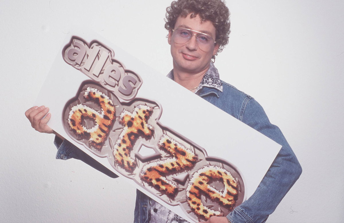 Atze Schröder mit dem Logo zur RTL-Show "Alles Atze"