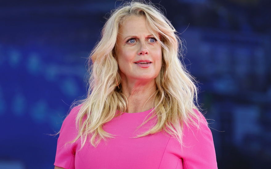 Barbara Schöneberger im pinken Kleid