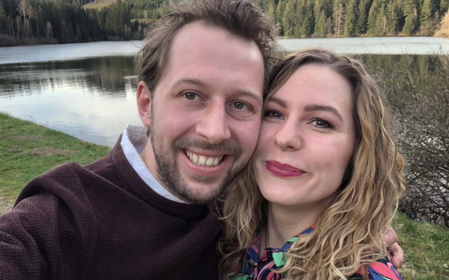 Arne Traupe und seine Verlobte Antje machen ein Selfie am See