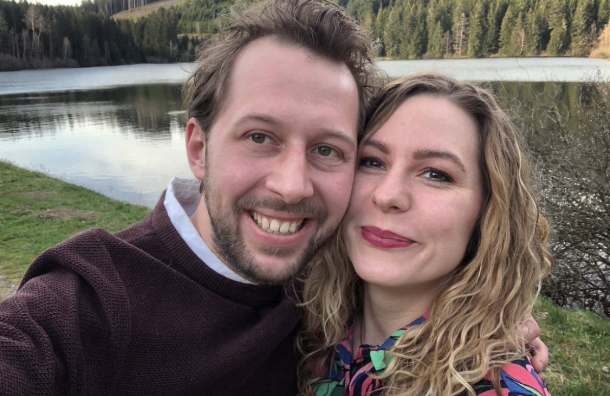 Arne Traupe und seine Verlobte Antje machen ein Selfie am See