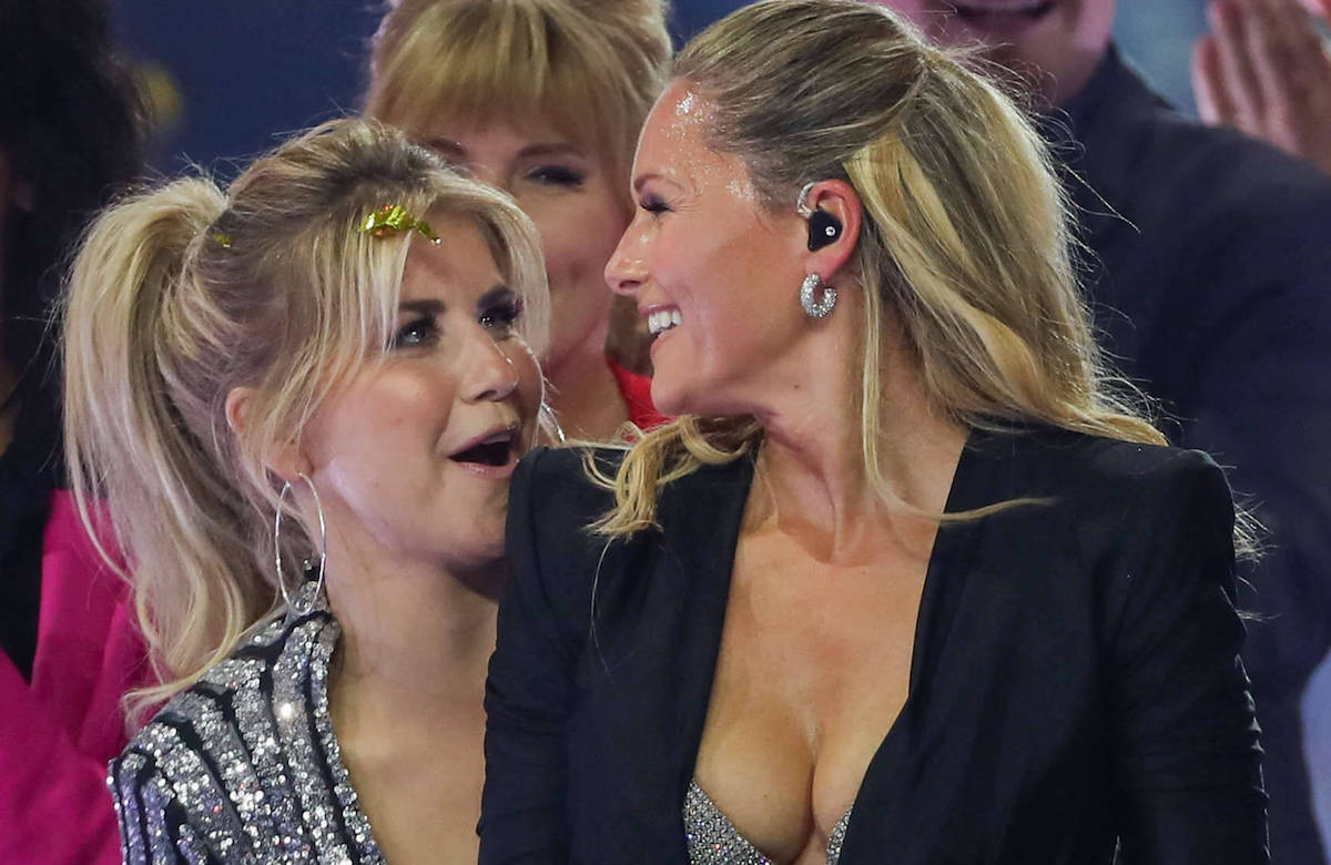 Beatrice Egli guckt Helene Fischer verblüfft an