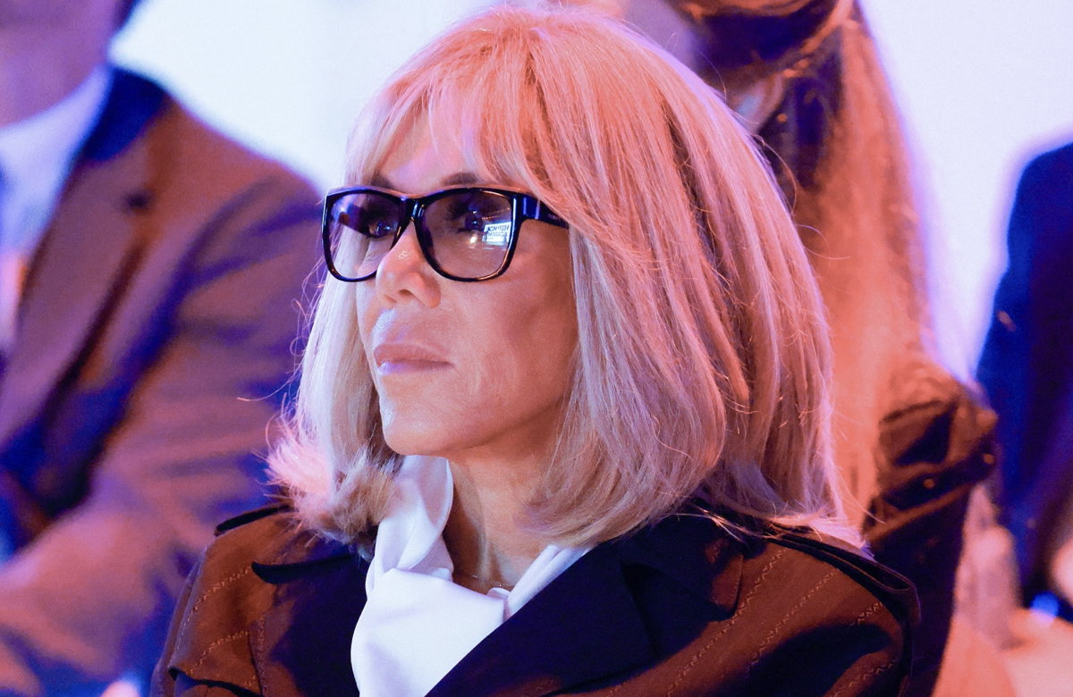 Brigitte Macron schaut ernst