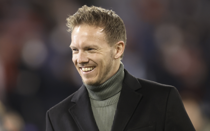 Fußball-Bundestrainer Julian Nagelsmann in Rollkragenpulli und Jackett
