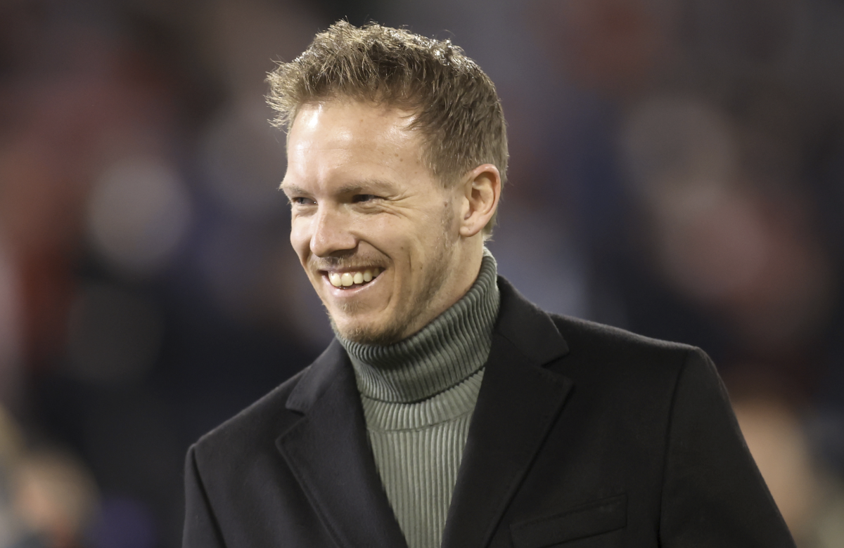 Fußball-Bundestrainer Julian Nagelsmann in Rollkragenpulli und Jackett
