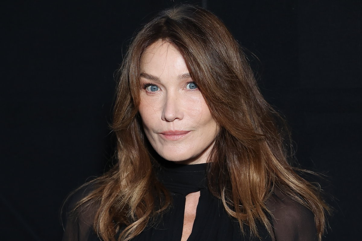 Carla Bruni guckt ernst