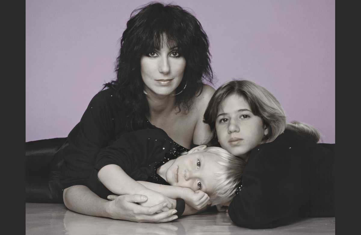 Sängerin Cher und ihre Söhne Elijah Blue Allman und Chastity Bono (r.)