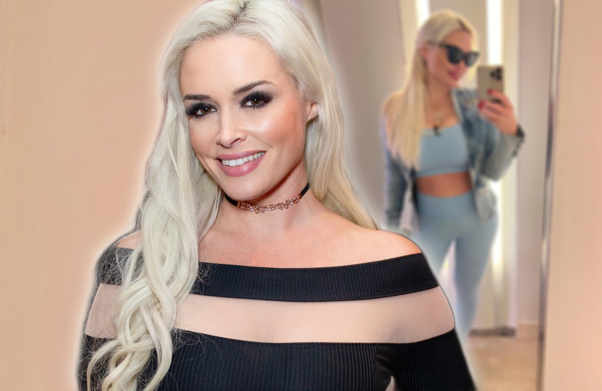 Daniela Katzenberger lächelt, im Hintergrund ein Spiegel-Selfie von ihr in Sportklamotten