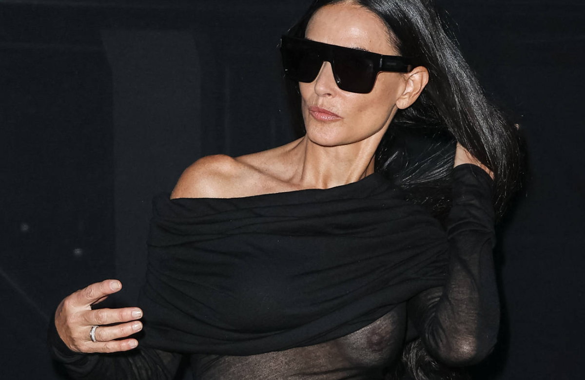 Busenblitzer von Demi Moore auf der Paris Fashion Week