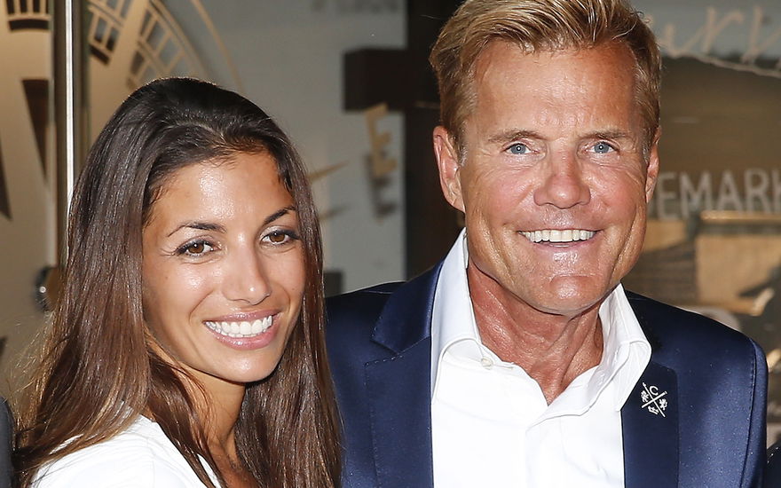 Dieter Bohlen und Carina Walz lächeln in Kamera