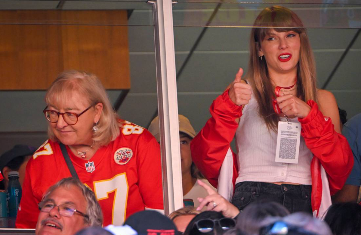 Donna Kelce und Taylor Swift bei einem Spiel von Travis Kelce