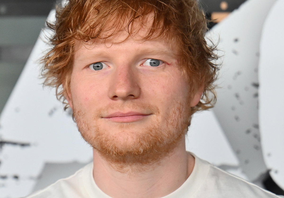 Ed Sheeran guckt ernst
