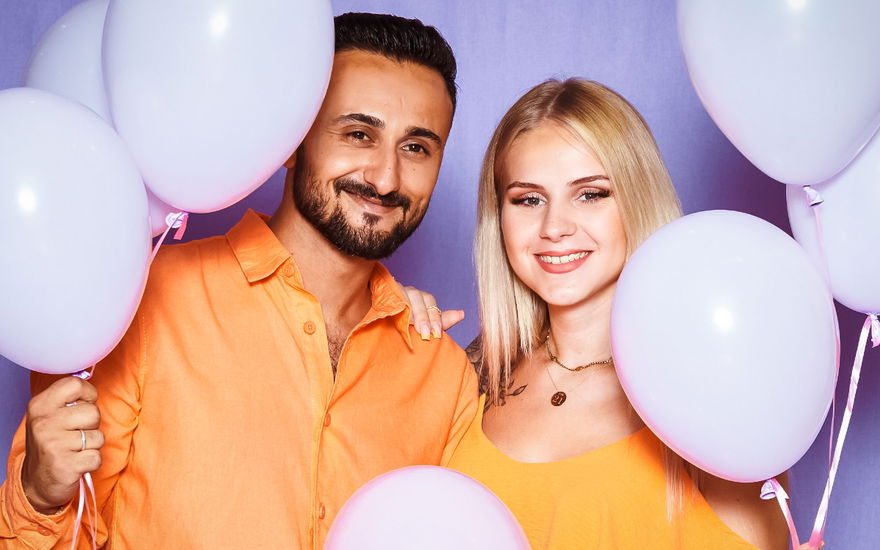 Estefania Wollny und Freund Ali mit Luftballons