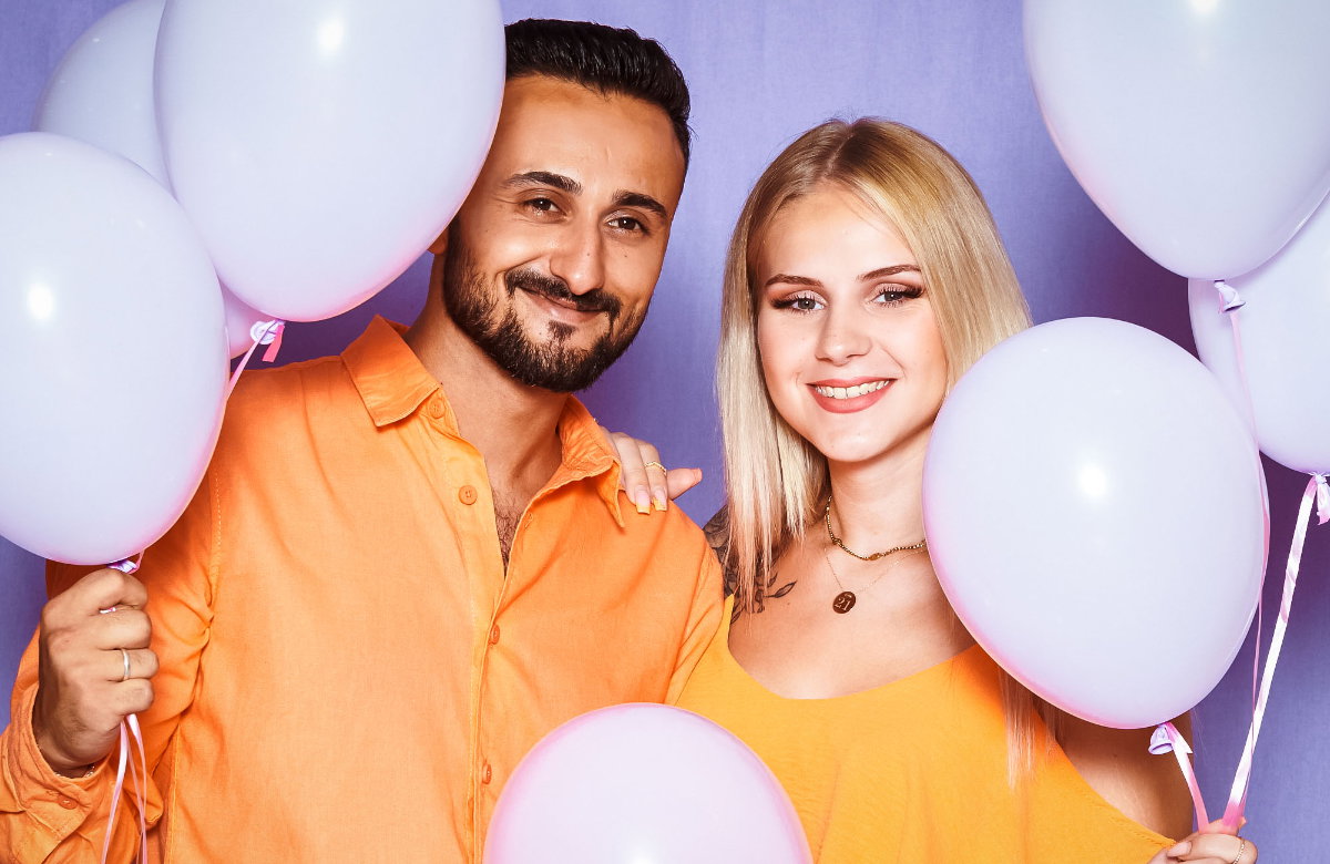 Estefania Wollny und Freund Ali mit Luftballons
