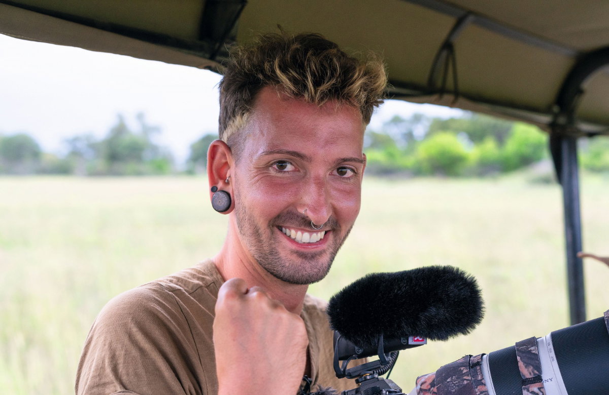 Fabian Kahl lacht mit Kamera in der Hand und geballter Faust