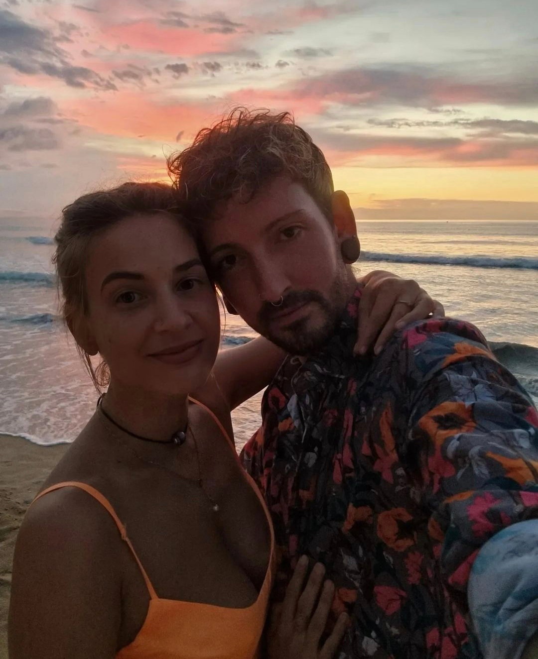 Fabian Kahl und seine Freundin Yvonne Arm in Arm am Strand.