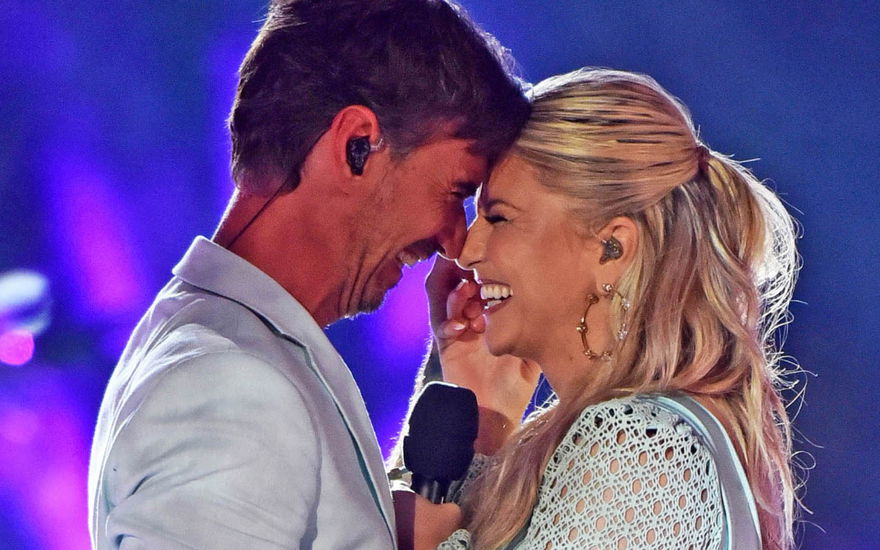 Florian Silbereisen und Beatrice Egli lachen beim "Schlagerboom"