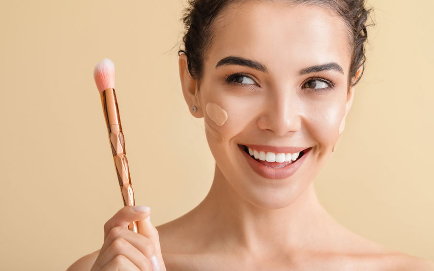 Frau setzt auf Make-up, das nicht abfärbt