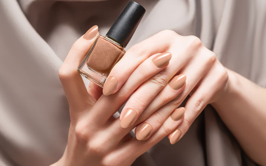 Nagellack in Hellbraun