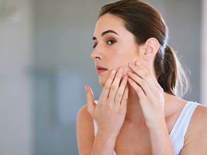 Anti-Aging: Dieses Drogerie-Serum hellt Pickelmale und Pigmentflecken in 2 Wochen auf  