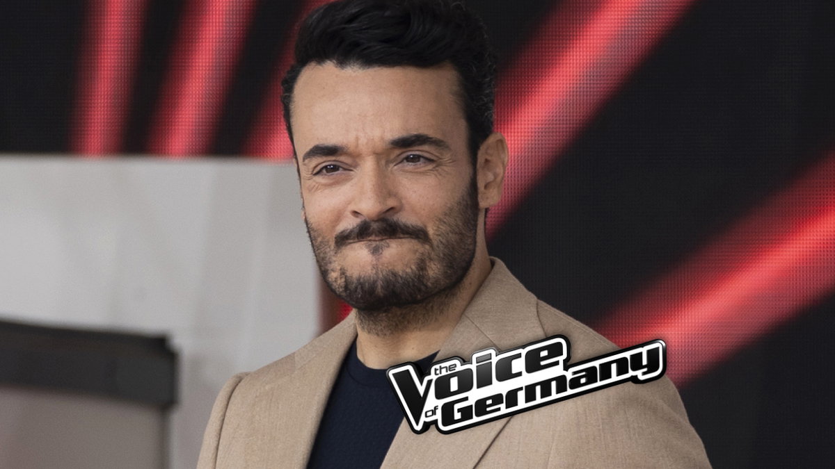 Giovanni Zarrella kneift Lippen zusammen, vor ihm das "The Voice of Germany"-Logo